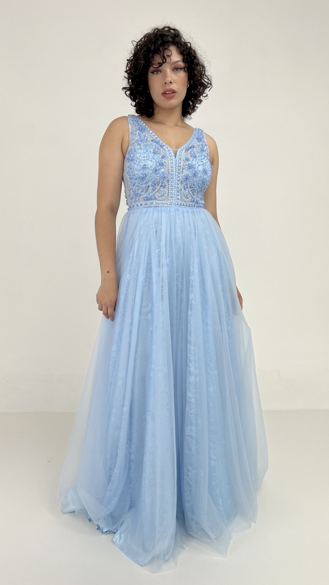 VESTIDO LONGO DE TULE COM PEDRARIA NO BUSTO