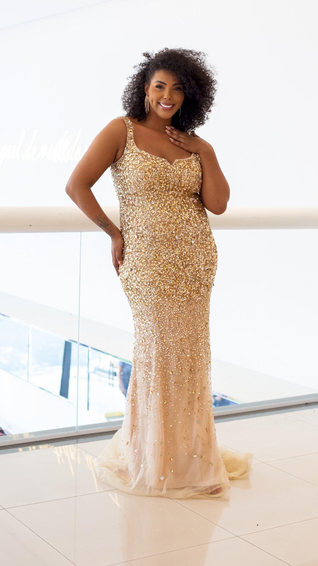 VESTIDO LONGO COM PEDRARIA E DECOTE EM V