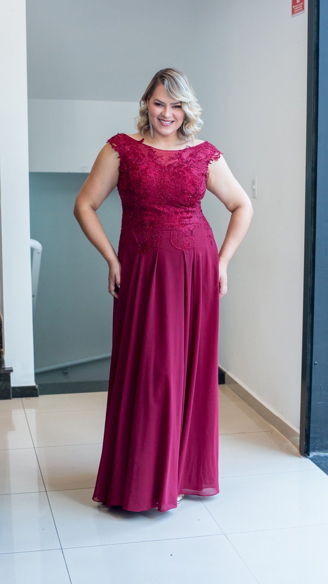 VESTIDO LONGO COM GRIPPIR E STRASS NO BUSTO