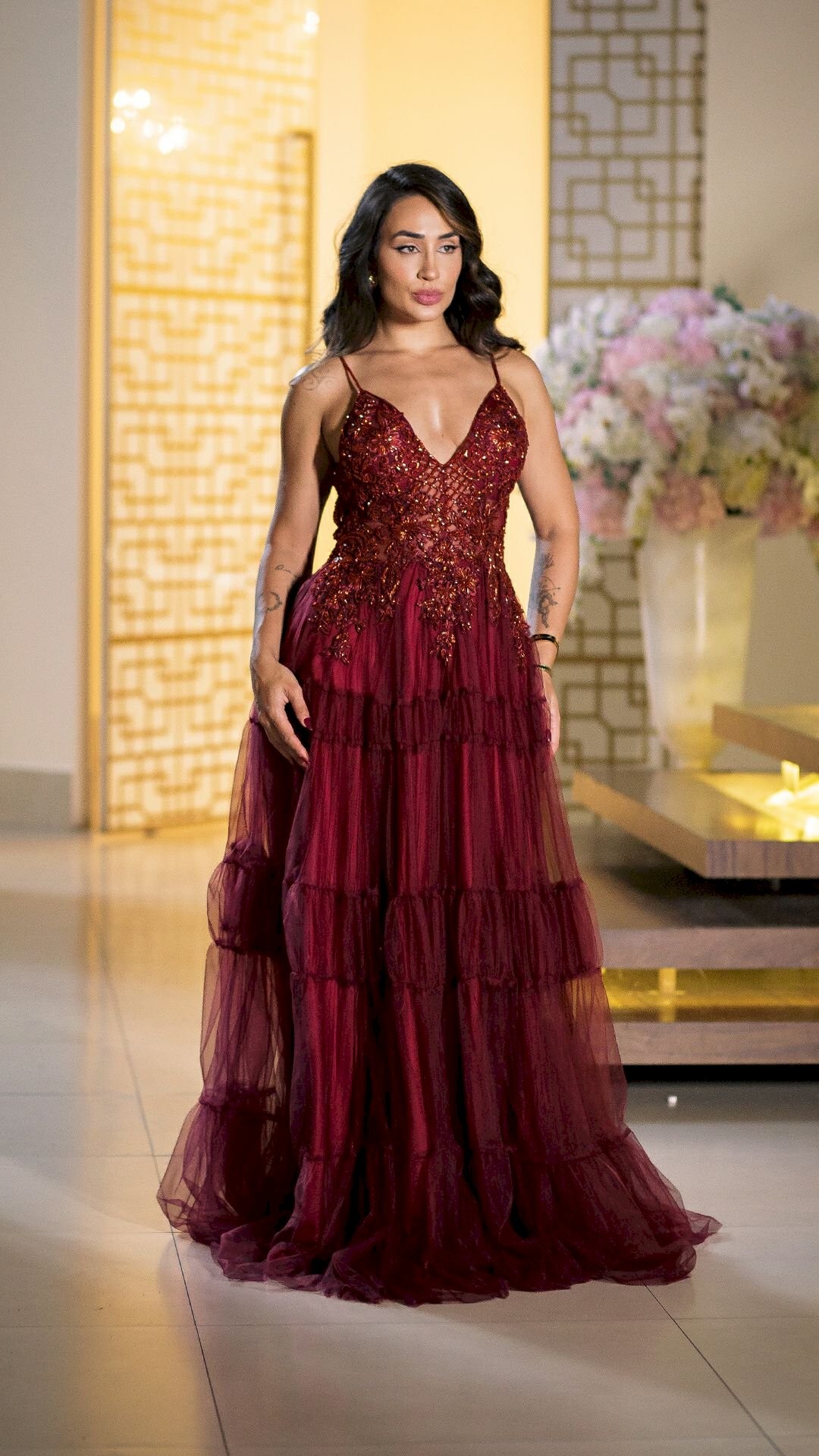 VESTIDO LONGO DE TULE COM ALÇAS E CAMADAS NA SAIA