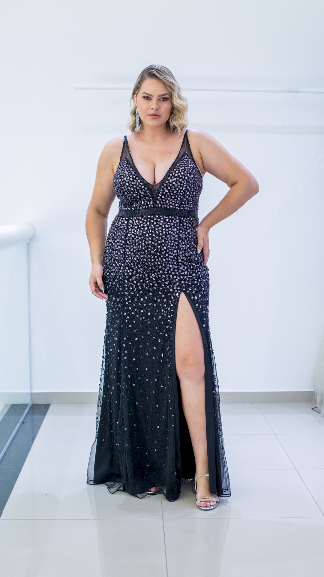 VESTIDO LONGO REGATA PEDRARIA CINTO DE VIDRILHOS