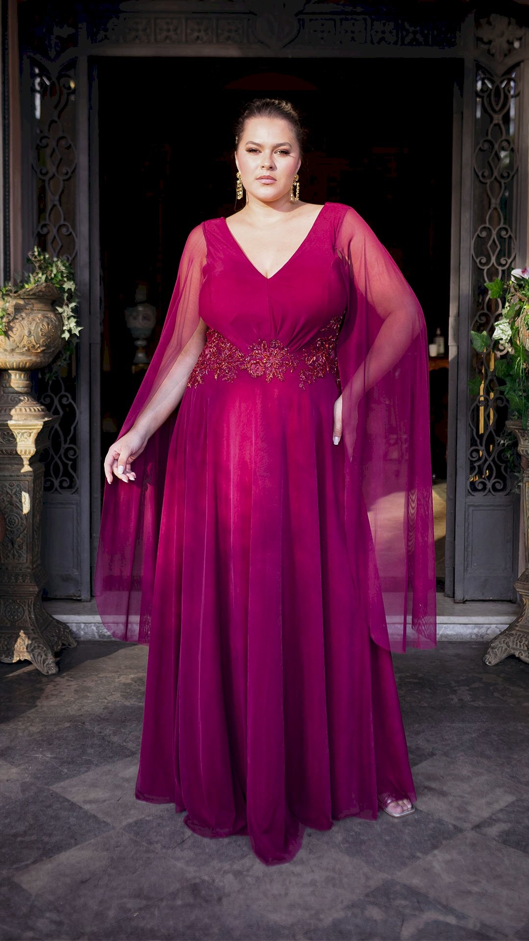 VESTIDO LONGO DE TULE BORDADO COM MANGAS FAKE