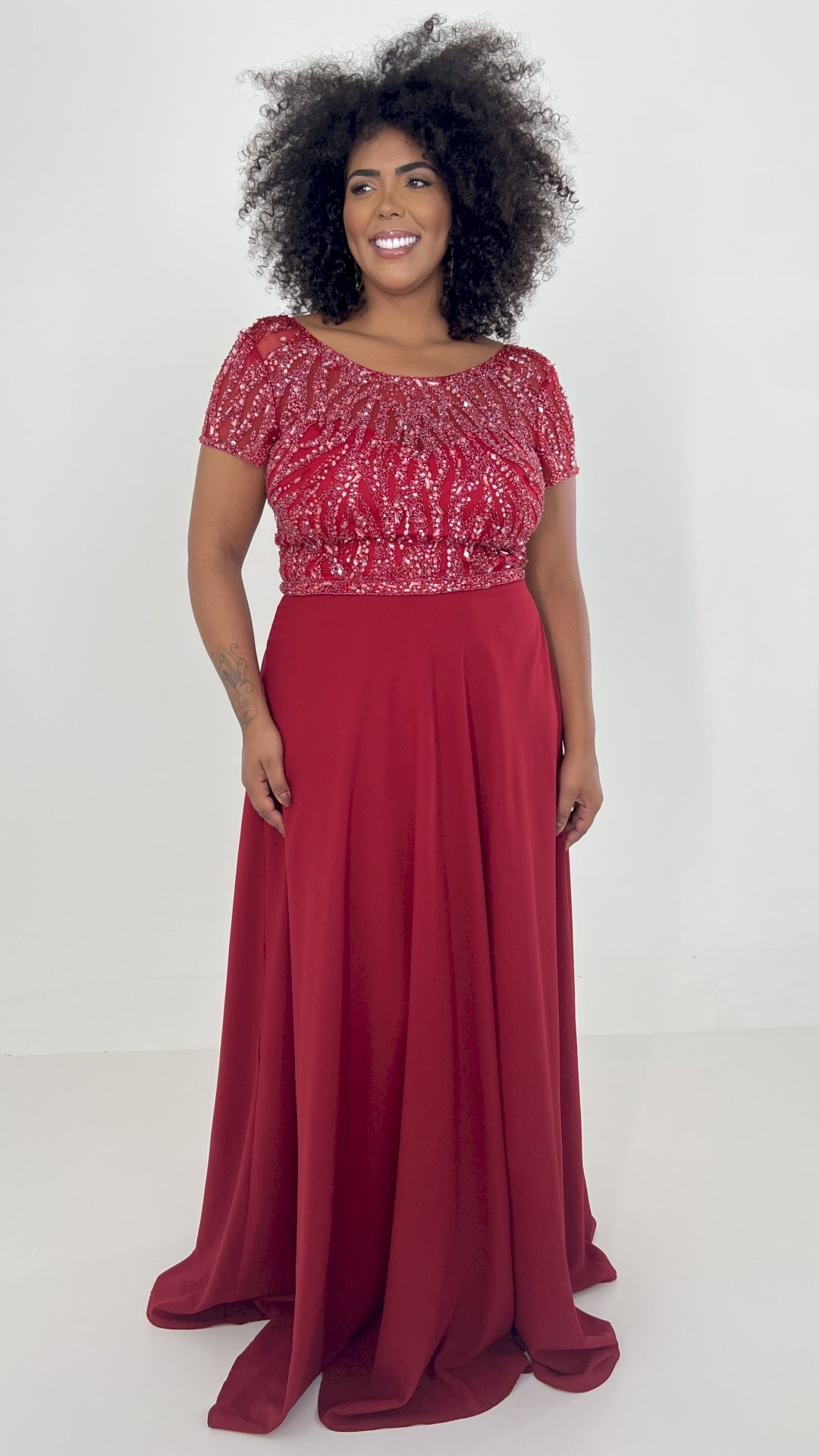 VESTIDO LONGO VOAL DE MANGUINHA E BORDADO