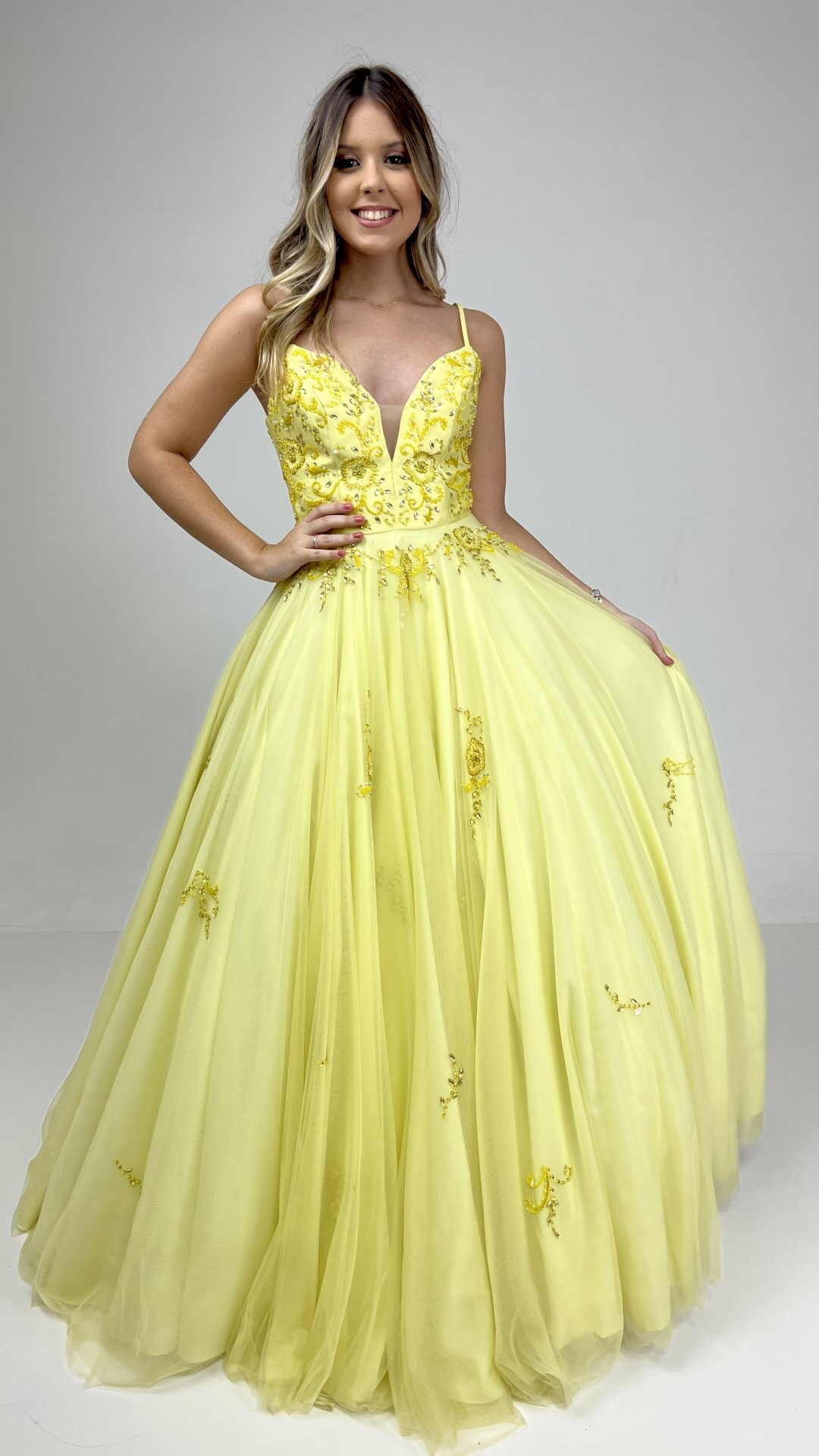 VESTIDO LONGO DEBUTANTE BORDADO DE ALÇAS E CINTO 