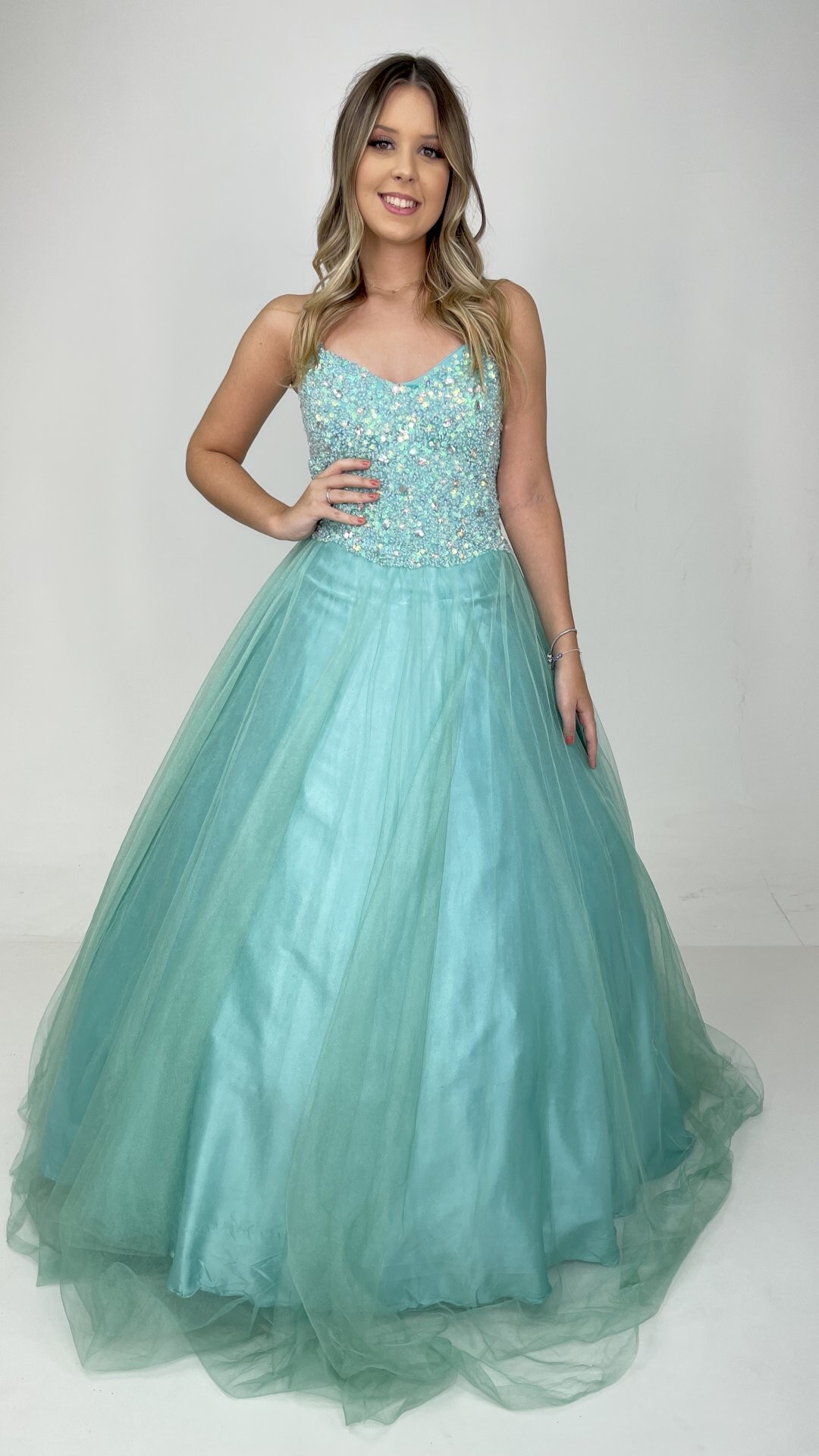 VESTIDO LONGO DEBUTANTE DE ALÇAS COM PEDRARIA
