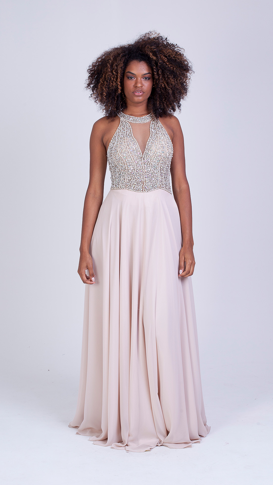 VESTIDO LONGO VOAL GOLA ALTA E PEROLAS NO BUSTO