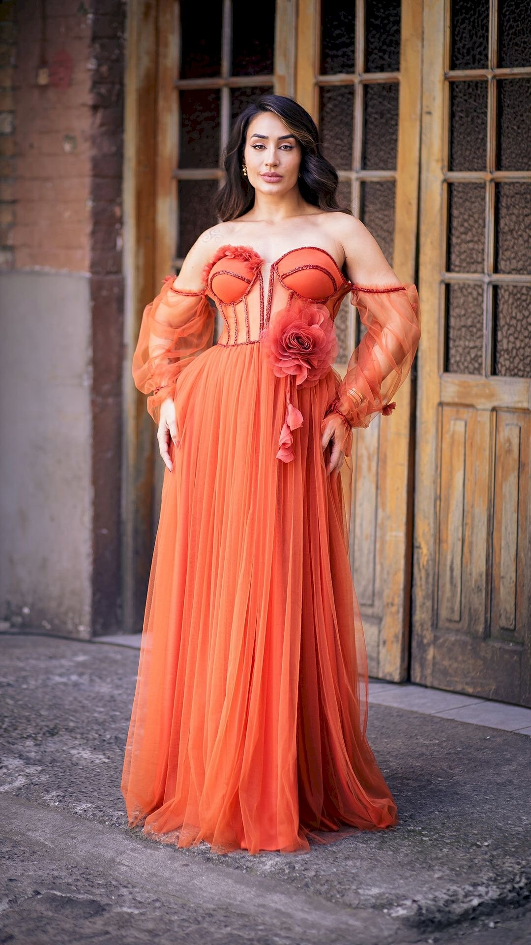 VESTIDO LONGO DE TULE COM FLOR E MANGA CIGANINHA 
