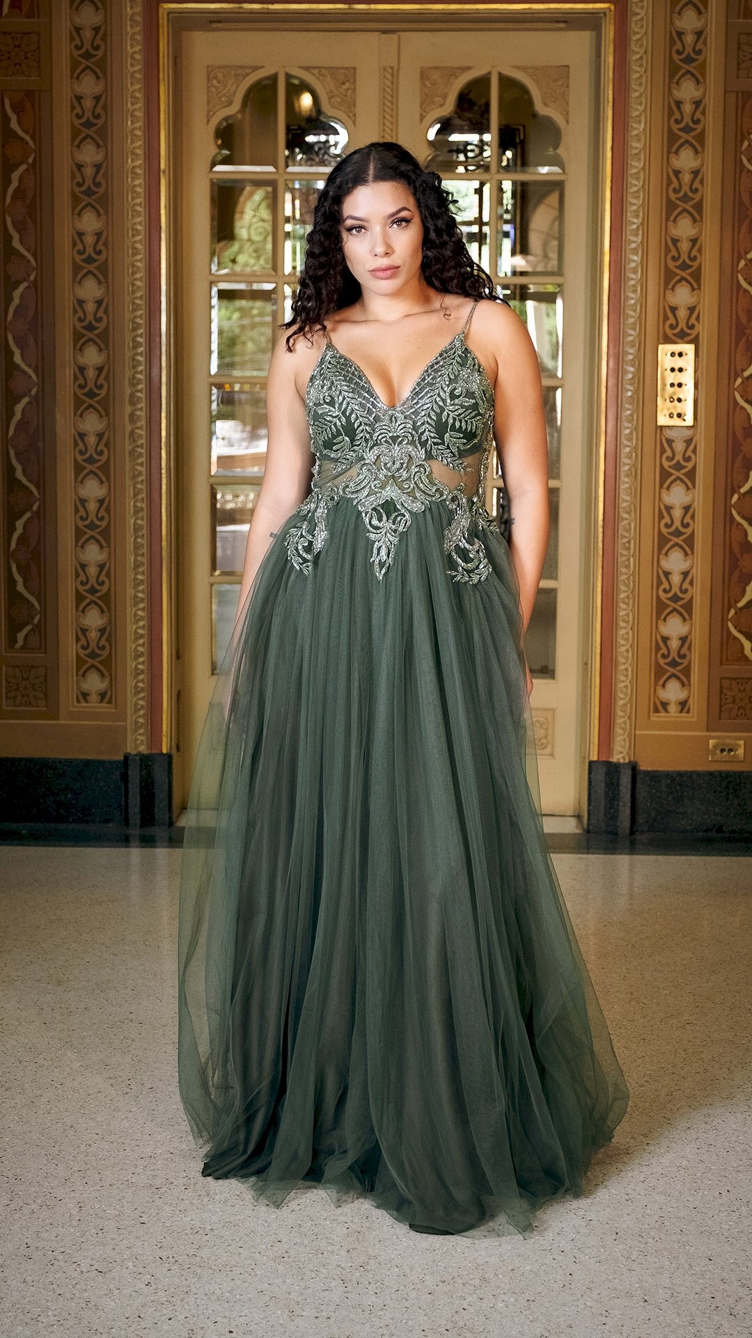 VESTIDO LONGO DE TULE BORDADO COM ALÇAS 